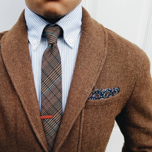 Exemple de comment parfaitement assortir sa cravate et sa pochette avec un costume