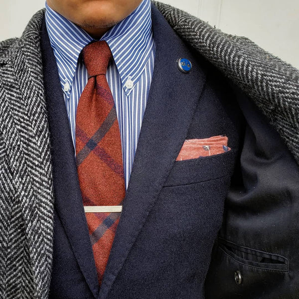 Exemple 1 : une cravate club rouge assortie avec une pochette également rouge à pois bleus