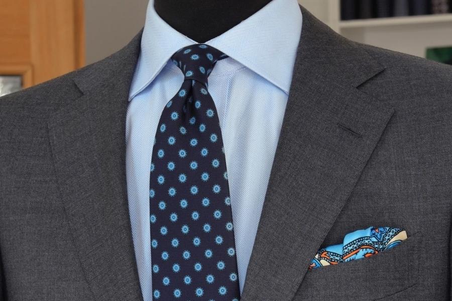 Costume gris anthracite et cravate à motifs bleu marine