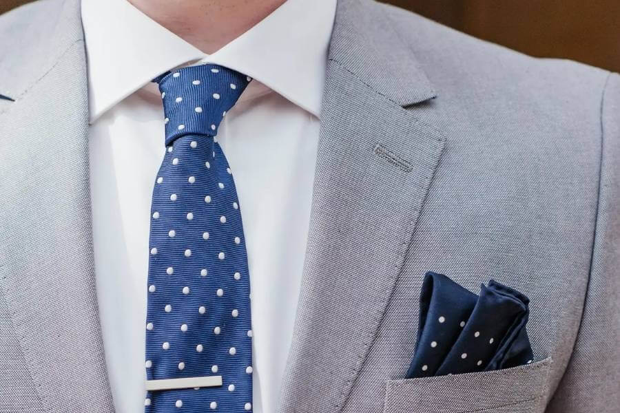 Costume gris et cravate bleue