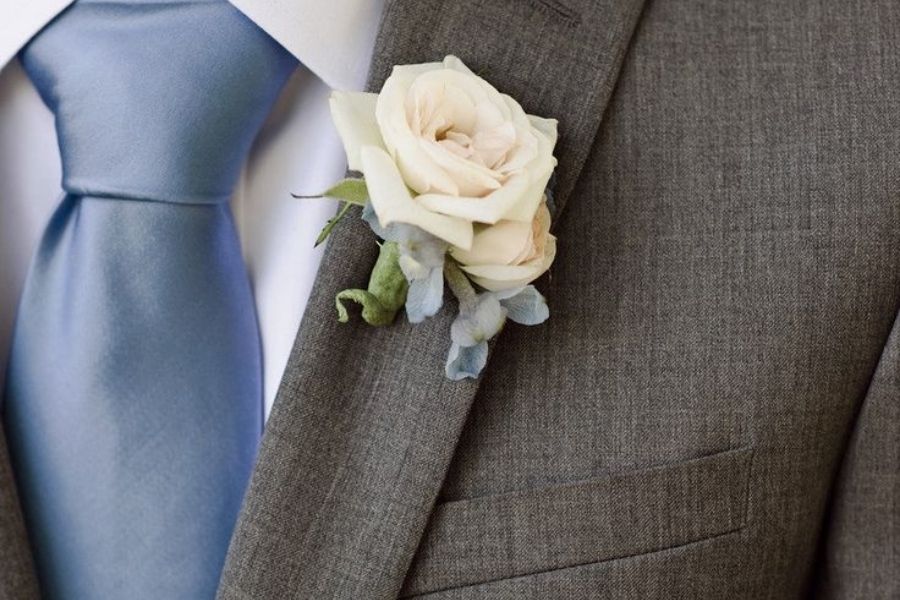 Costume gris anthracite, cravate bleu clair