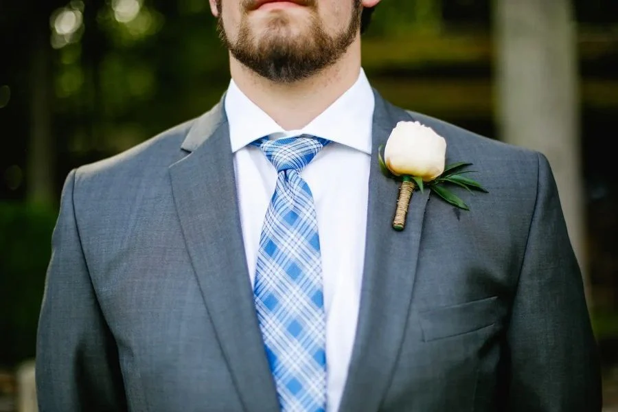 Costume gris moyen avec cravate bleue