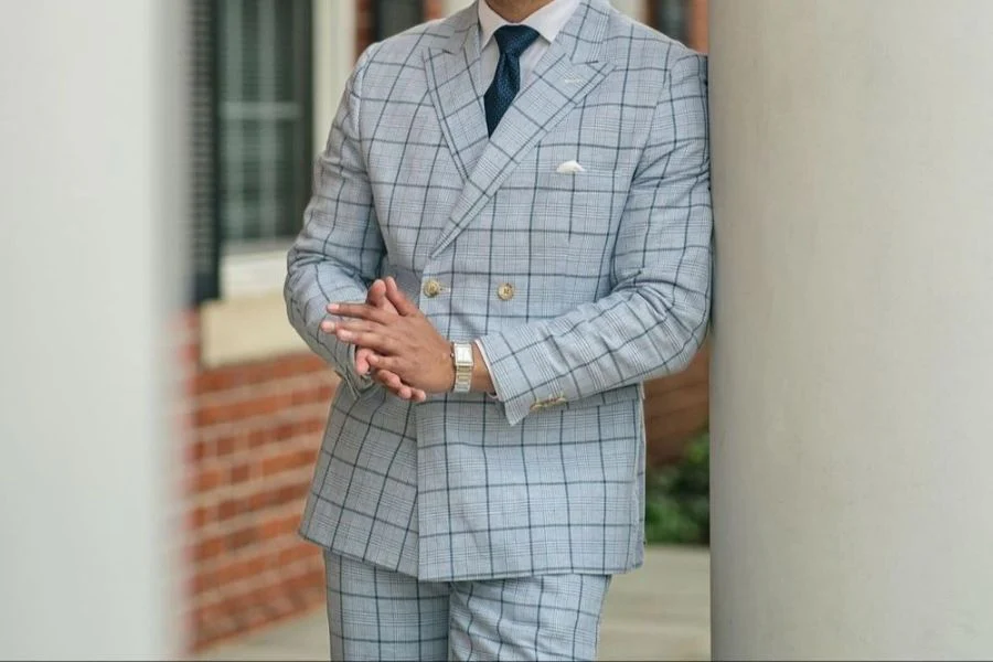 Costume gris clair à carreaux et cravate bleu marine