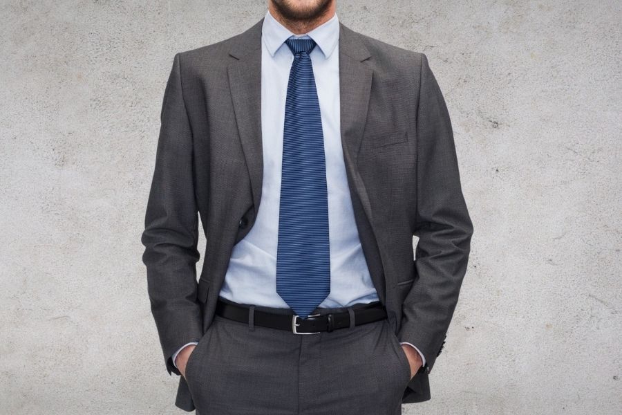 Costume gris et cravate bleue
