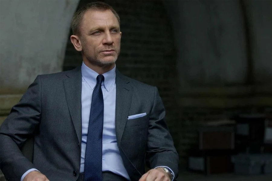 Costume gris foncé, cravate bleue