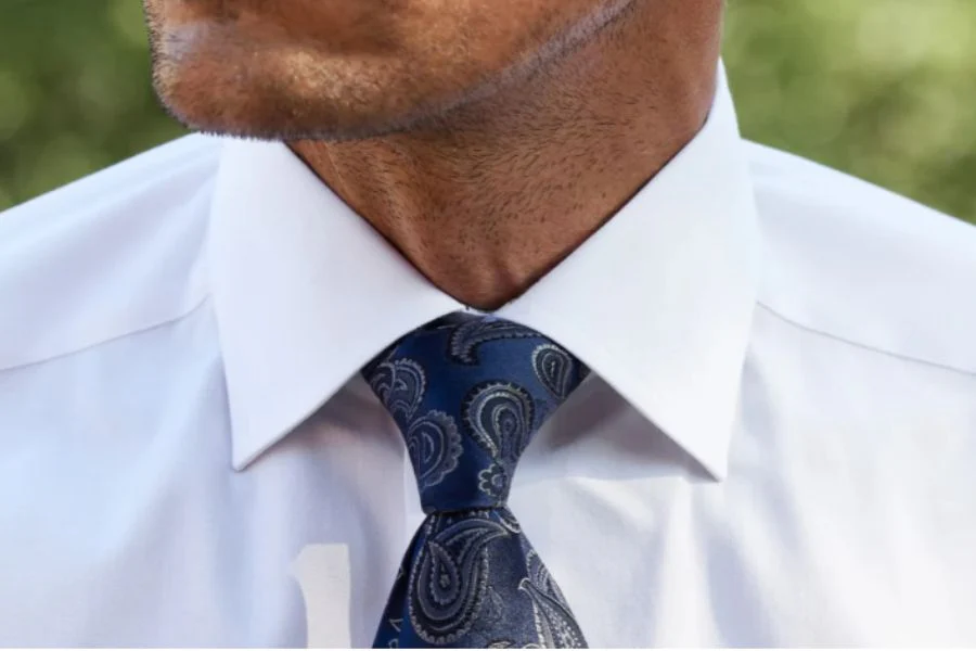 Le double Windsor, large et imposant, assure un confort optimal tout au long d'une longue journée de travail.