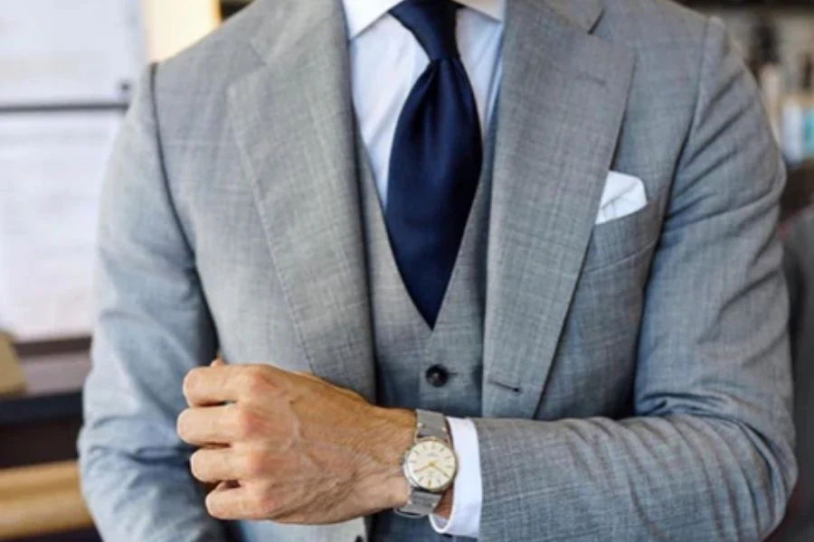 Costume gris clair avec cravate bleue