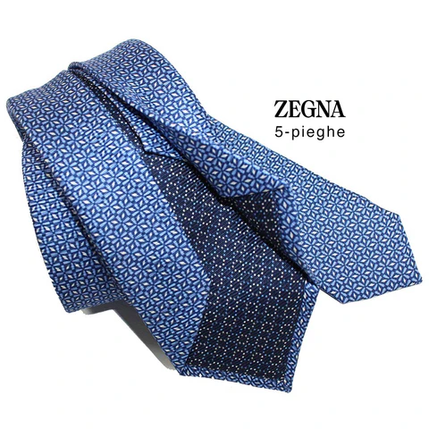 la cravate Zegna a 5 plis (la plupart des cravates Zegna sont des cravates classiques à 3 plis).