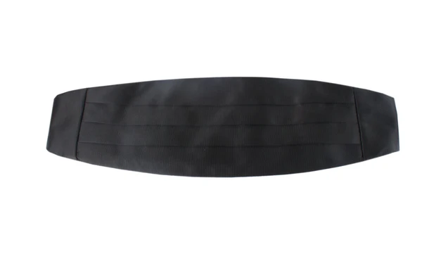 un cummerbund classique en satin noir, un accessoire indispensable de la tenue de soirée masculine traditionnelle. Caractérisé par ses plis horizontaux rigoureusement agencés, il est conçu pour être porté autour de la taille afin de dissimuler la jonction entre la chemise et le pantalon, offrant ainsi une silhouette fluide et soignée. Selon l'étiquette vestimentaire, les plis doivent toujours être orientés vers le haut, rappelant l'époque où ils servaient de petites poches pour y glisser des billets d'opéra ou de théâtre.