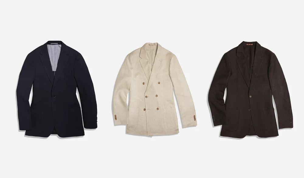 Trois vestes de costume sont présentées sur un fond blanc, disposées côte à côte.
À gauche, une veste bleu marine à coupe classique, dotée de revers nets et d’un bouton unique, évoque une élégance sobre et polyvalente.
Au centre, une veste claire couleur écru, à double boutonnage, se distingue par son tissu texturé et son style estival raffiné, rappelant le lin ou le seersucker.
À droite, une veste brun foncé, également à boutonnage simple, offre une allure plus chaleureuse et contemporaine.
L’ensemble met en avant différentes options de vestes semi-formelles, jouant sur les couleurs, les matières et les coupes, adaptées à des occasions élégantes mais décontractées.
